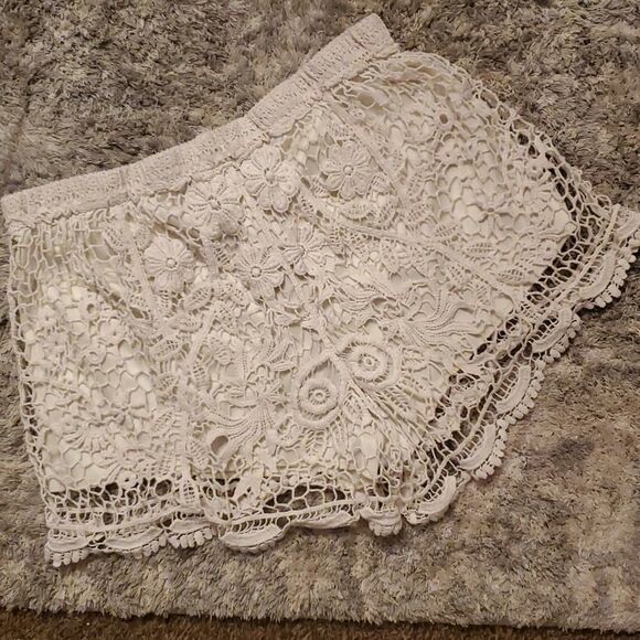 Cream Crochet Lace Detail Loose Fit Shorts - Picture 4 of 5